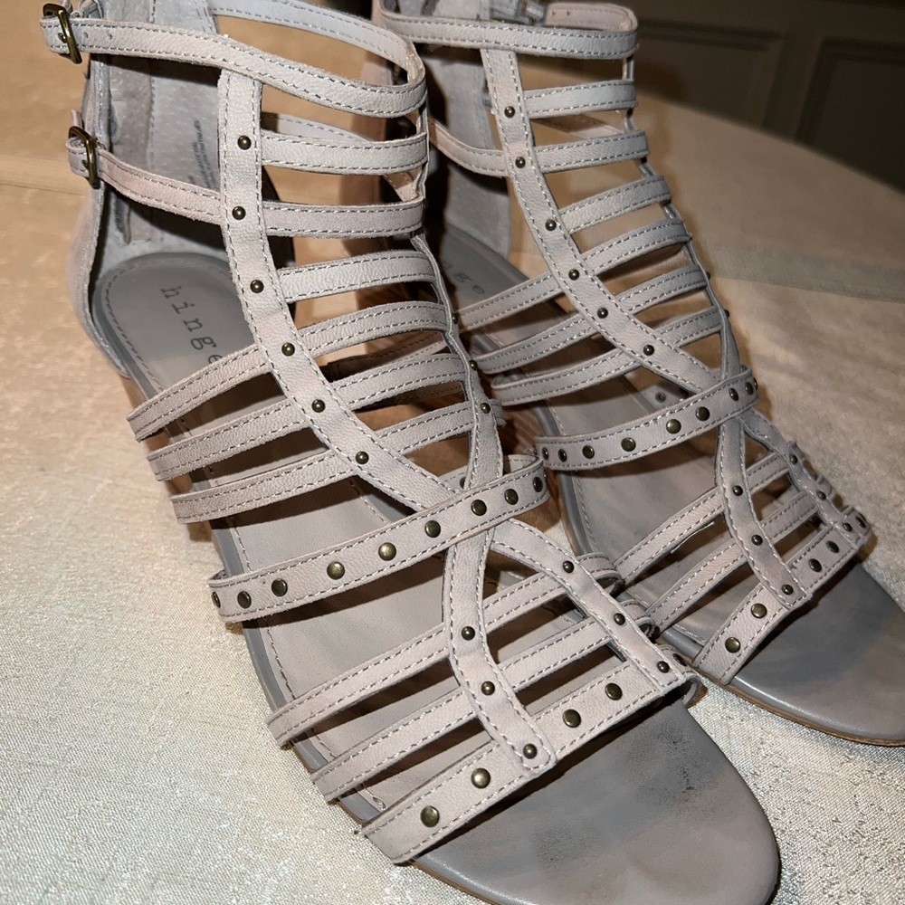 Hinge Wedge Heel Sandals Womens Size 9.5 Gray Strappy Zip Buckle Gladiator